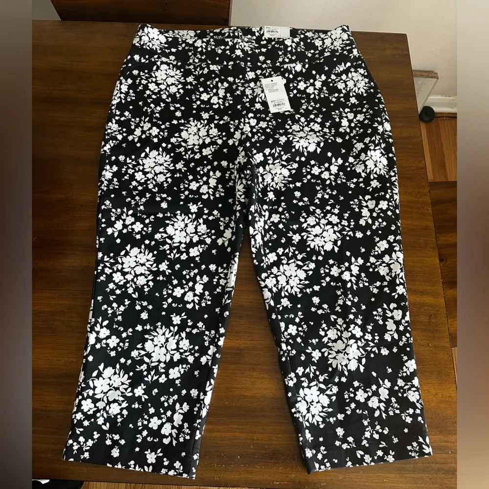 Croft and Borrow Stretch Capri Size 16W Regular Black/White Floral - Picture 3 of 5